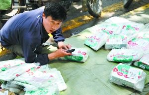 大多数大学禁止快递入内，图为快递员正在通知客户来取件。东方IC供图