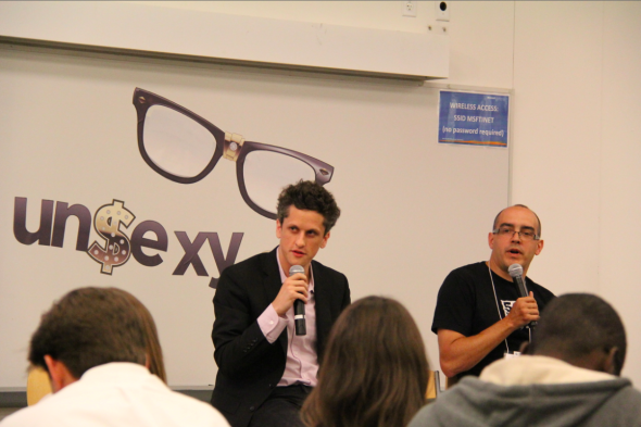 企业云服务商Box创始人兼CEO亚伦·勒维(左)与500 Startups创始人戴维·麦库(右)