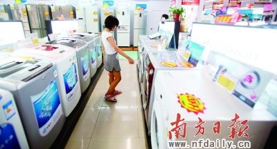 线上价格战“大打出手”，线下实体店受冷落。南方日报记者 卢奕诚 摄