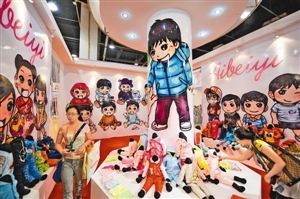 　　在网商节上，参观者正参观一家销售儿童服饰的网商展区。新华社发