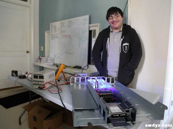 17岁高中辍学创业者发明新型计算机