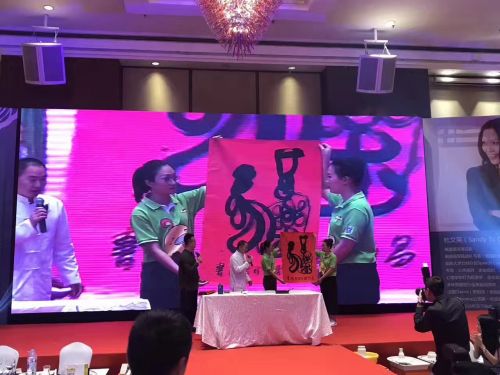 快乐小鸭陶瓷艺术总顾问、中国陶瓷美术大师胡忠胜先生现场进行精彩的艺术表演