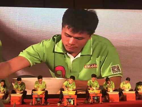 快乐小鸭专业的陶艺老师现场进行专业陶艺拉坯秀