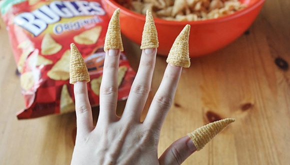 手指上套着妙脆角 为何成了它广告的经典动作