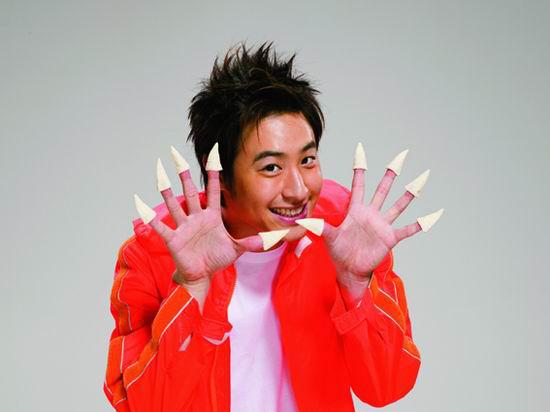 手指上套着妙脆角 为何成了它广告的经典动作