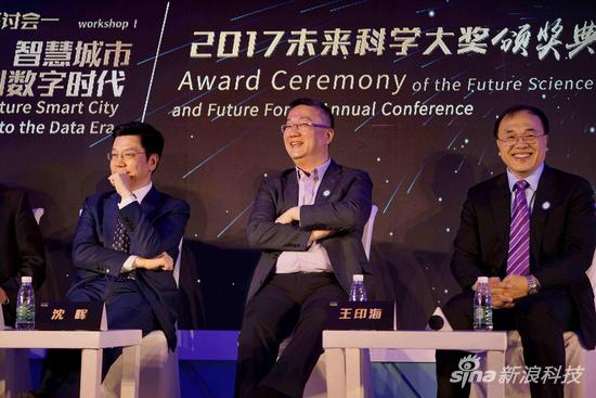 中央为威马汽车创始人、董事长兼CEO沈晖