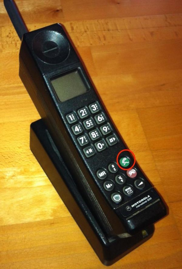 手机呼叫按键为什么设计在左边？