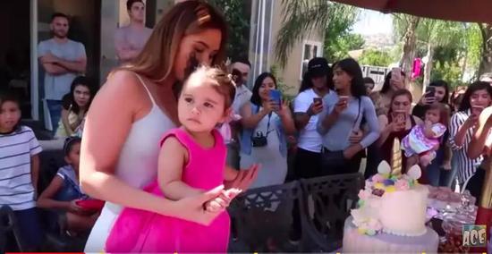 女儿的生日会上，几乎所有的来访者都举着手机