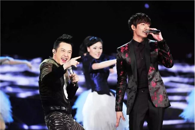 从李谷一到肖战，38年的春晚经历了哪些改变？